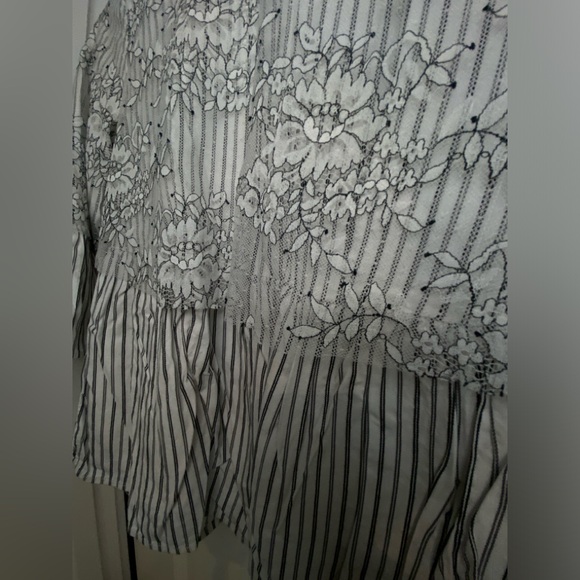 Zara Woman’s blouse with bell 2/3 sleeves. Bodice of shi try has a lace overlay - Picture 6 of 9